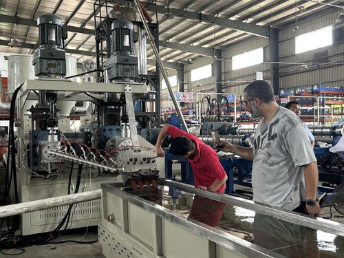 Últimos blogs de la empresa sobre Nueva prueba de máquina para fabricar correas de PP de 4 salidas para Egipto | Yongxing Zhanxing